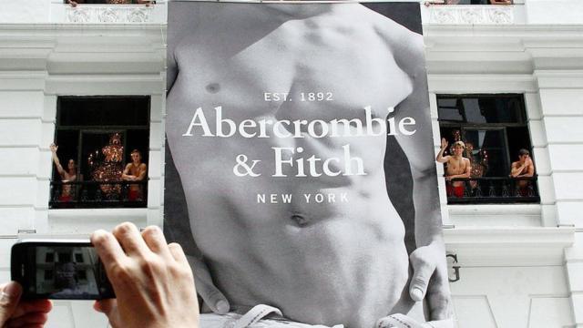 Un cartel de Abercrombie & Fitch