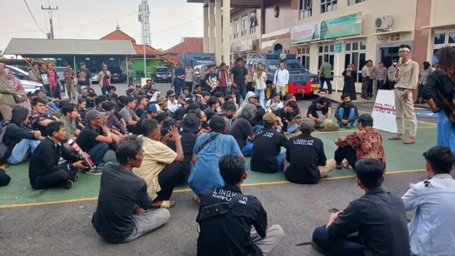 Aksi massa meminta Daniel dibebaskan di depan PN Kabupaten Jepara.