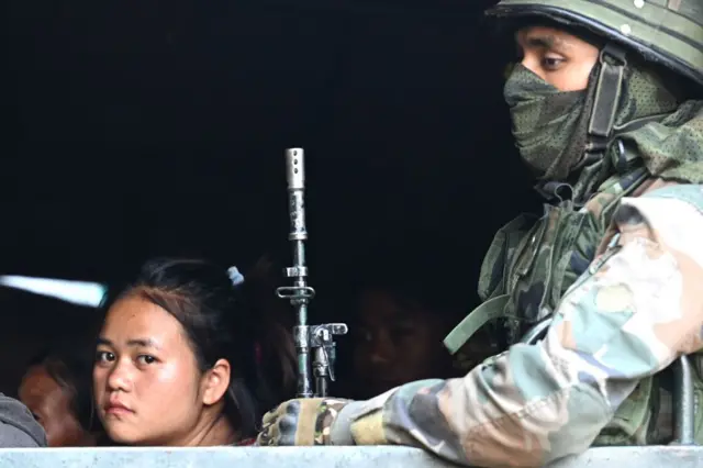 सुरक्षा में एक महिला