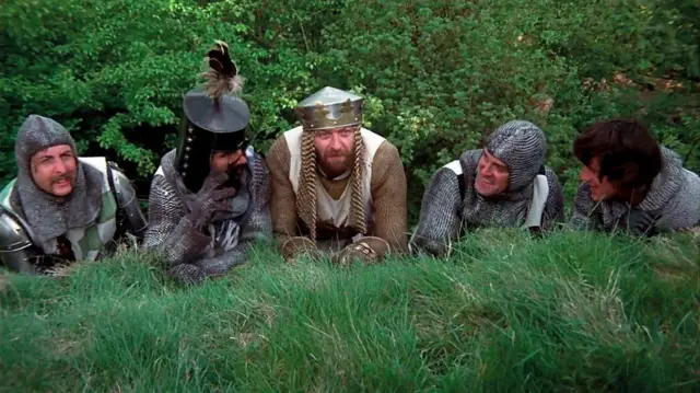 Scena iz filma, šestorica vitezova na travi