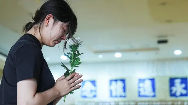 2025年12月2日，一名女子九龍殯儀館悼念宏福苑火災中的罹難者。