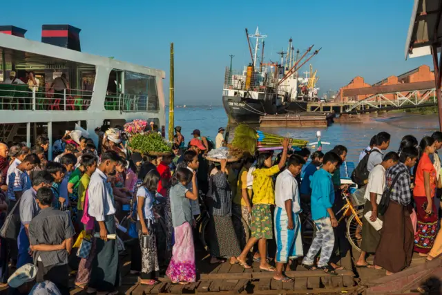 ရန်ကုန်မြို့ အများပြည်သူသယ်ယူပို့ဆောင်ရေးကို အသုံးပြုသွားလာနေကြသူတွေ(ပုံဟောင်း)