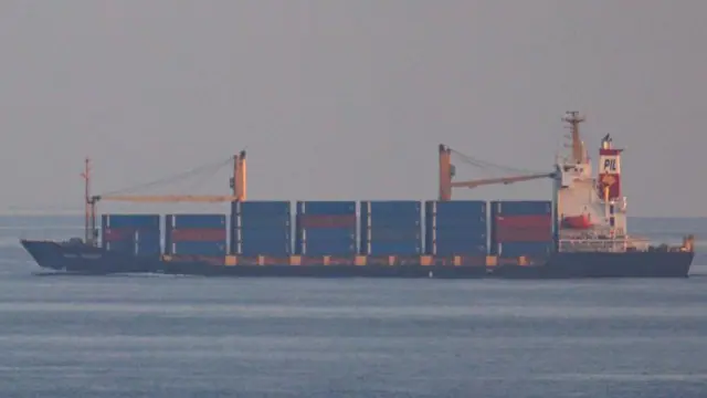 लाल सागर से गुजरने वाले जहाजों ने अब बताना शुरू कर दिया है कि उनका इसराइल से कोई संबंध नहीं है