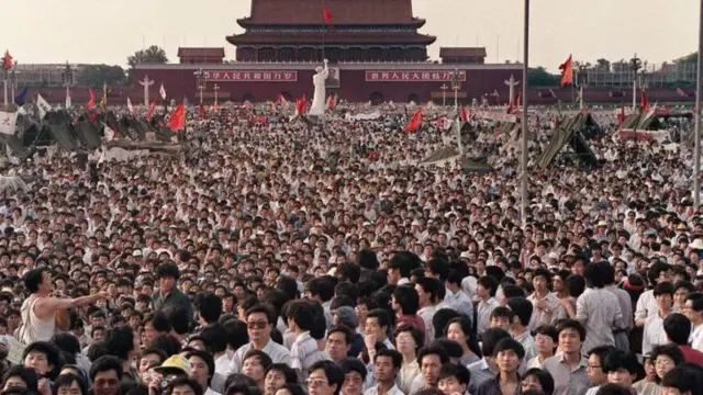 1989-жылдын апрелинде демократиялык өзгөрүүлөрдү талап кылган жүз миңдеген киши Тяньаньмэнь аянтын ээлеп алышканда, алардын каршылыгын танктар менен тебелеп, ырайымсыздык менен басышкан.