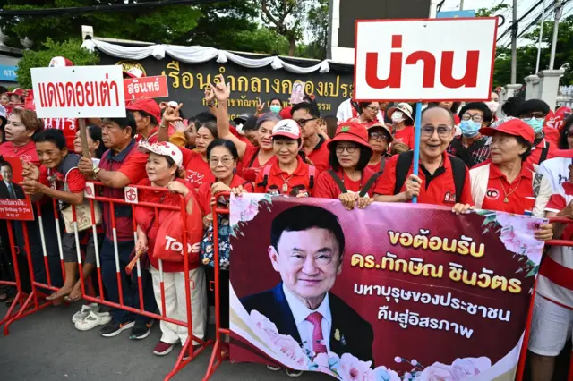 ประชาชนหลายพันคน ซึ่งส่วนใหญ่สวมใส่เสื้อสีแดง มารอให้กำลังใจอดีตนายกฯ หน้าเรือนจำ
