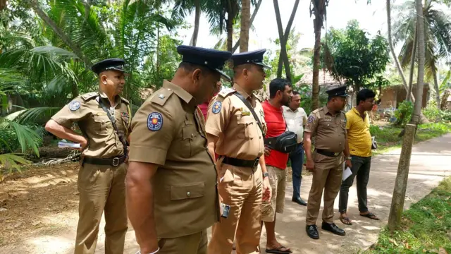 මෙම සිද්ධියේ දී මියගිය පුද්ගලයා සහ අත්අඩංගුවේ පසුවන සැකකරු පොලිස් නිලධාරීන්ගෙන් මිදී පළා යාමට උත්සහ කළ බව සිද්ධිය ඇසින් දුටු ප්‍රදේශවාසීහූ බීබීසී සිංහල වෙත පැවසුහ.