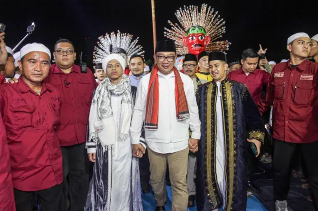 Calon Gubernur DKI Jakarta nomor urut 1 Ridwan Kamil (tengah) menghadiri peringatan Hari Guru Nasional Majelis Nurul Musthofa di Jakarta, Sabtu (23/11/2024).