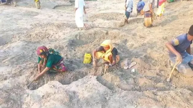 મહિલાઓ અને બાળકો પણ સોનાની શોધમાં જમીન ખોદી રહ્યા છે