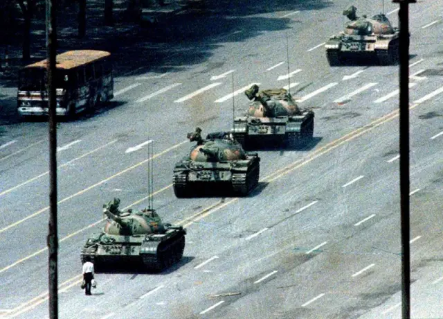 Bức ảnh 'Tank Man' nổi tiếng, chụp cảnh xe tăng Trung Quốc tiến vào trấn áp biểu tình tại Thiên An Môn