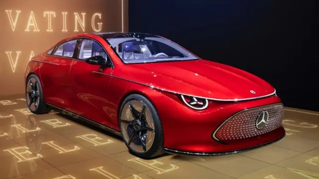 چراغ‌های نسل جدید CLA نیم‌دایره است که یک ستاره بنز در وسط دارد