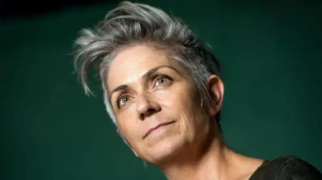 Письменниця Деніз Міна 