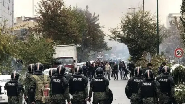 وزیر کشور وقت ایران گفته بود نیروهای مسلح، به‌جز شلیک به سر معترضان، به پای آنها هم شلیک کردند