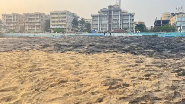 వేర్వేరు రంగుల్లో సముద్ర తీరంలోని ఇసుక