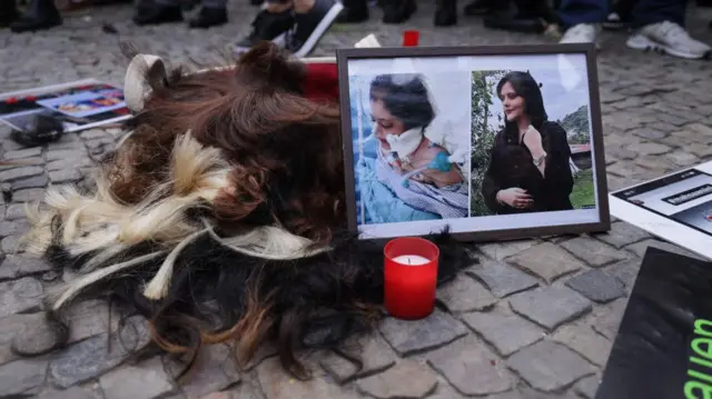 Mahsa Amini posterleri ve kesilen saçlar