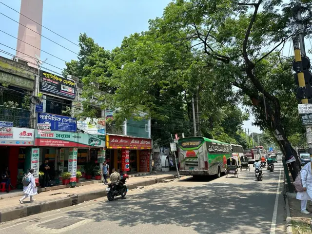 কুমিল্লা ও সিলেটের বাসগুলোর কর্মীরা বলছেন, টার্মিনালের ভেতর যাওয়ার বিষয়ে কোন নির্দেশনা তারা পাননি