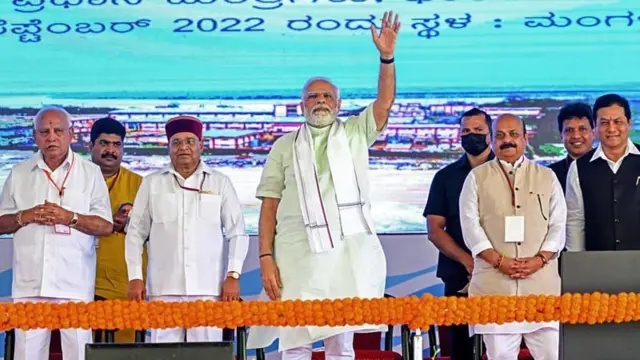 पंतप्रधान मोदींसोबत कर्नाटकचे राज्यपाल थावरचंद गेहलोत (फाइल फोटो)