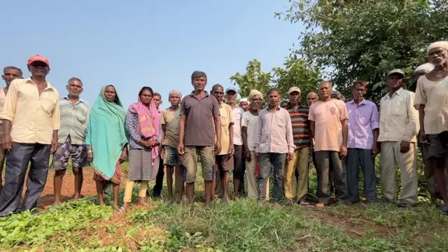 या जंगलपट्ट्यात एकूण 72 शेतकरी आहेत जे इथली जमीन कसतात.