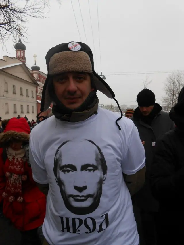 Богомолов на акции протеста в футболке с фото Владимира Путина и подписью «Ирод»