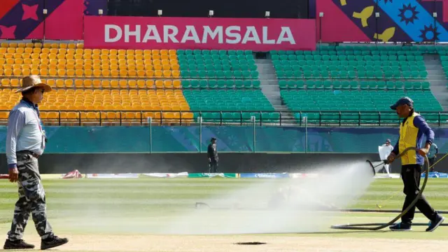 শুক্রবার মাঠে কাজ করছেন গ্রাউন্ডসম্যানরা। প্রশ্ন হল, গ্যালারি কি পরদিনও ফাঁকা থাকবে?