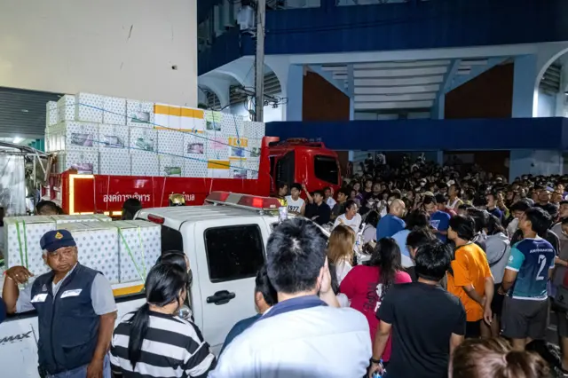 ประชาชนปิดทางไม่ให้รถขนหีบบัตรเลือกตั้งออกไปได้เมื่อ 9 ก.พ. โดยพวกเขาเชื่อว่ามีความไม่ปกติเกิดขึ้นหลายประการ