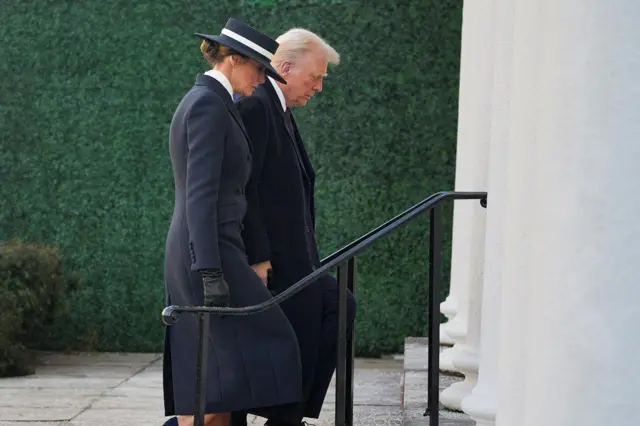 Donald Trump e Melania Trump entram na Igreja de St. John
