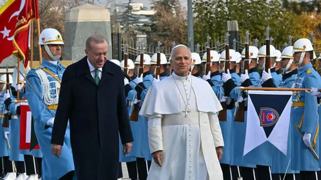 तुर्की के राष्ट्रपति रेचेप तैयप अर्दोआन ने 27 नवंबर 2025 को अंकारा स्थित राष्ट्रपति भवन में पोप लियो चौदहवें का स्वागत किया