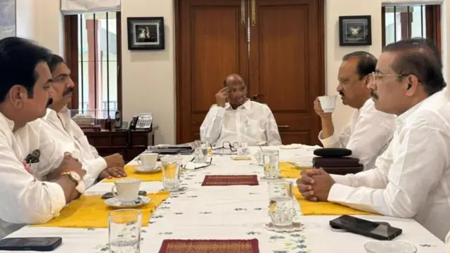 शरद पवार यांच्या नेतृत्वातील राष्ट्रवादी काँग्रेसच्या नेत्यांनी विलिनीकरणासाठीच्या अंतिम बैठकीचा व्हीडिओ प्रसारित केला आहे, अशी माहिती एएनआय या वृत्तसंस्थेने दिली आहे.