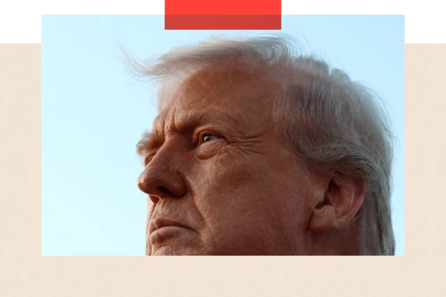 El presidente de Estados Unidos, Donald Trump, observa mientras habla con la prensa.