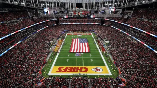 ۶۵۰۰۰ تماشاگر حاضر در ورزشگاه الیجنت لاس‌وگاس بازی سوپر باول را از نزدیک دیدند