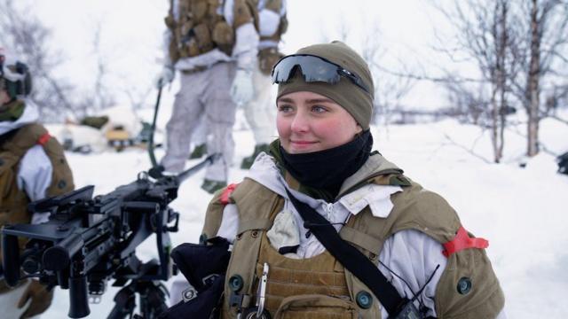 ‌ الیزابت ،‌ پرستار ۲۰ ساله، به عنوان سرباز پاره‌وقت در نیروهای داوطلب نروژ خدمت می‌کند