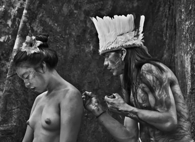 Kanamashi Yawanawá tem as costas pintadas por Keiá Yawanawá