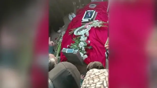 Familia ya Mahsa Amini ilishutumu polisi wa maadili kwa kumpiga akiwa kizuizini, lakini polisi wanasema alikuwa na mshtuko wa moyo.