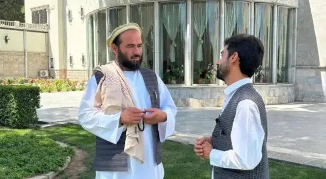 جمعه خان فاتح در ارگ ریاست‌جمهوری کابل در صحبت اتفاقی با عبدالله نظامی، خبرنگار بی‌بی‌سی
