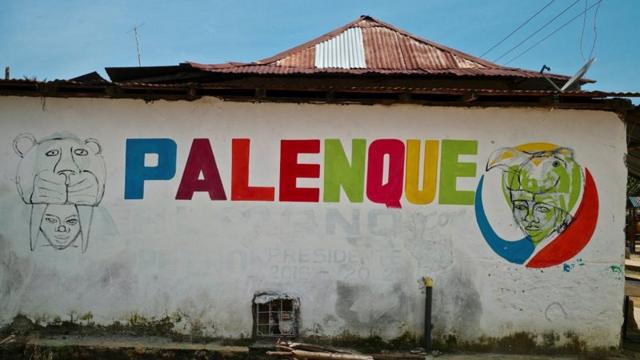 Muro pintado com a palavra 'Palenque' escrita em letras coloridas