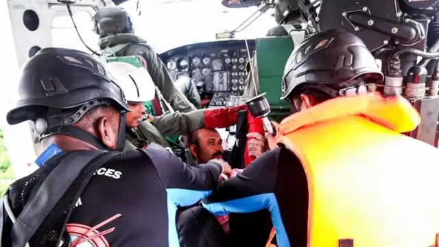 ෂම්සුදීන් බේරා ගැනීමෙන් අනතුරුව ගුවන් හමුදාවේ සෙබළුන් ඔහුගේ සෞඛ්‍ය තත්ත්වය පිරික්සමින්.