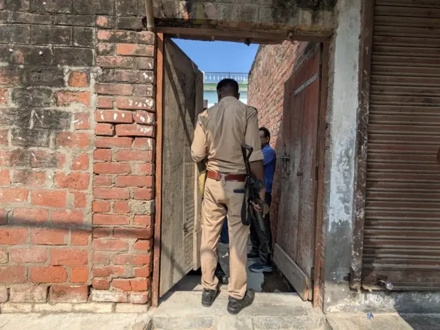 परिजन पुलिस की भूमिका पर सवाल उठाते हुए हरिओम की मौत का जिम्मेदार पुलिस प्रशासन बता रहे हैं. 