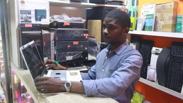 Zé Atéba Dénis dans son atelier-boutique au marché Mvog-Mbi de Yaoundé.