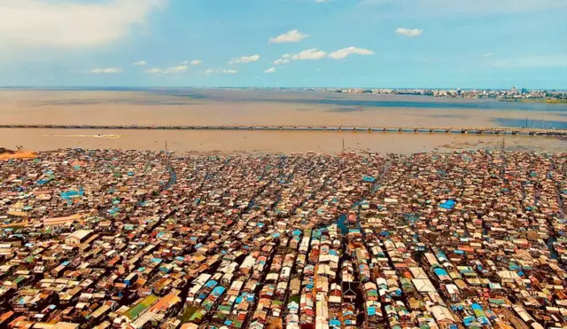 Vista aérea de Makoko, una de las zonas más pobres de Lagos y que se encuentra cerca del Lago que da el nombre a la ciudad.