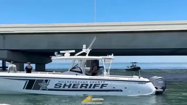 ডুবুরি দলের উদ্ধার চালানোর মুহূর্ত