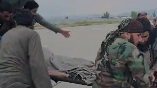 উদ্ধারকর্মীরা আহতদের নিচ্ছেন হাসপাতালে