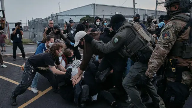 Manifestantes entram em confronto com agentes federais durante protesto em frente ao centro de detenção Delaney Hall, em Newark, em junho de 2025.