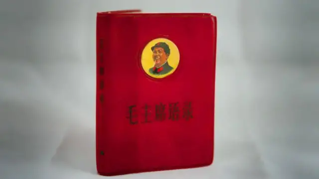 كتاب أحمر عليه صورة الرئيس ماو
