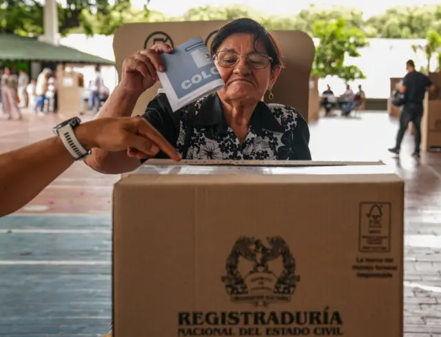 Una mujer colombiana depositando su voto en una urna