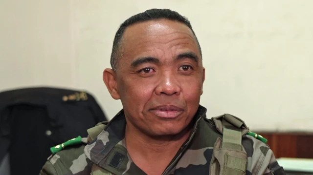 Picha ya karibu ya Kanali Michael Randrianirina. Amevaa sare za kijeshi.