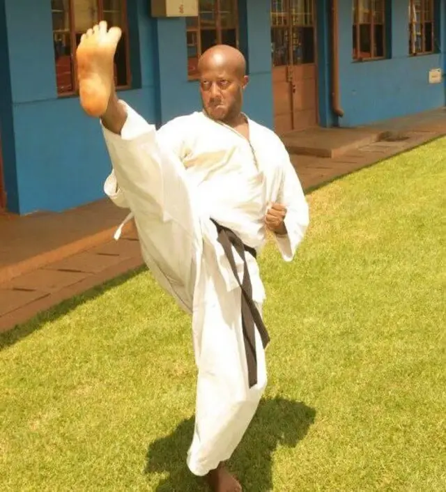 Karasira yari umukinnyi wa Karate ufite umukandara w'umukara