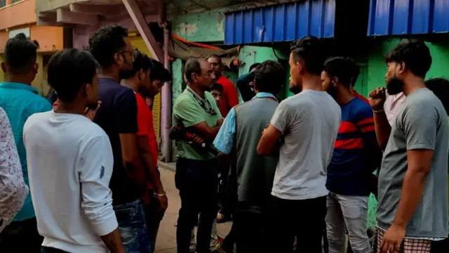 ઉપદ્રવગ્રસ્ત વિસ્તારોમાં લોકા સાથે વાત કરતાં બીબીસી સંવાદદાતા અમિતાભ ભટ્ટાસાલી