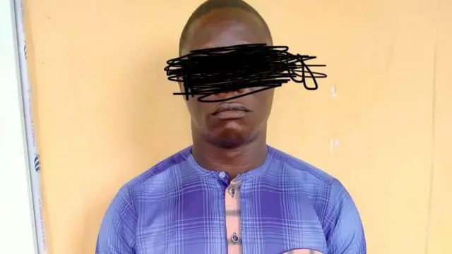 Àwòrán àlùfáà ìjọ tó fún ọmọ ijọ ọmọ ọdún méjìlá lóyún