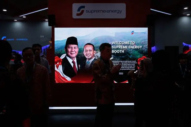Potret Presiden Indonesia Prabowo Subianto (Kiri) dan Menteri Energi dan Sumber Daya Mineral Indonesia Bahlil Lahadalia dipamerkan di stan Supreme Energy, pengembang energi panas bumi Indonesia, pada Konvensi dan Pameran Panas Bumi Internasional Indonesia ke-11 (IIGCE) di Jakarta pada 17 September 2025.