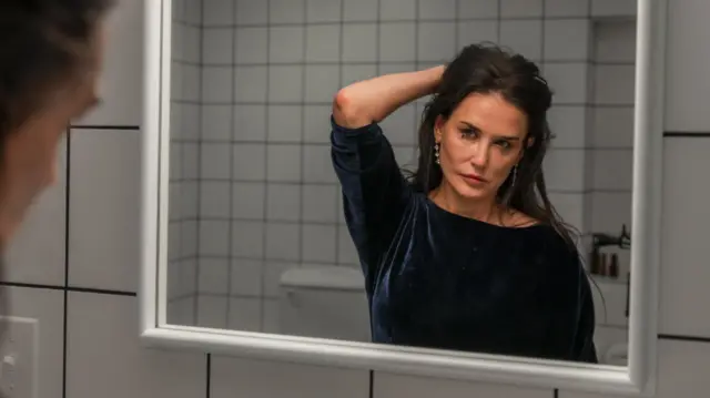 Demi Moore, incarnant Elizabeth Sparkle, une star déclinante de la télévision, dans un extrait de The Substance.