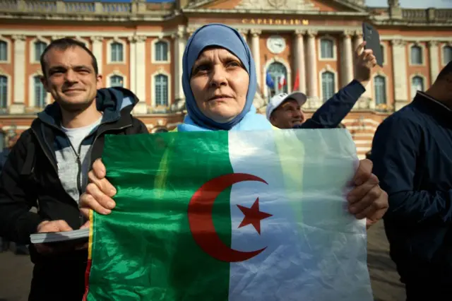 نساء يتظاهرن في شوارع الجزائر العاصمة بمناسبة اليوم العالمي للمرأة، 8 مارس/أذار 2021.